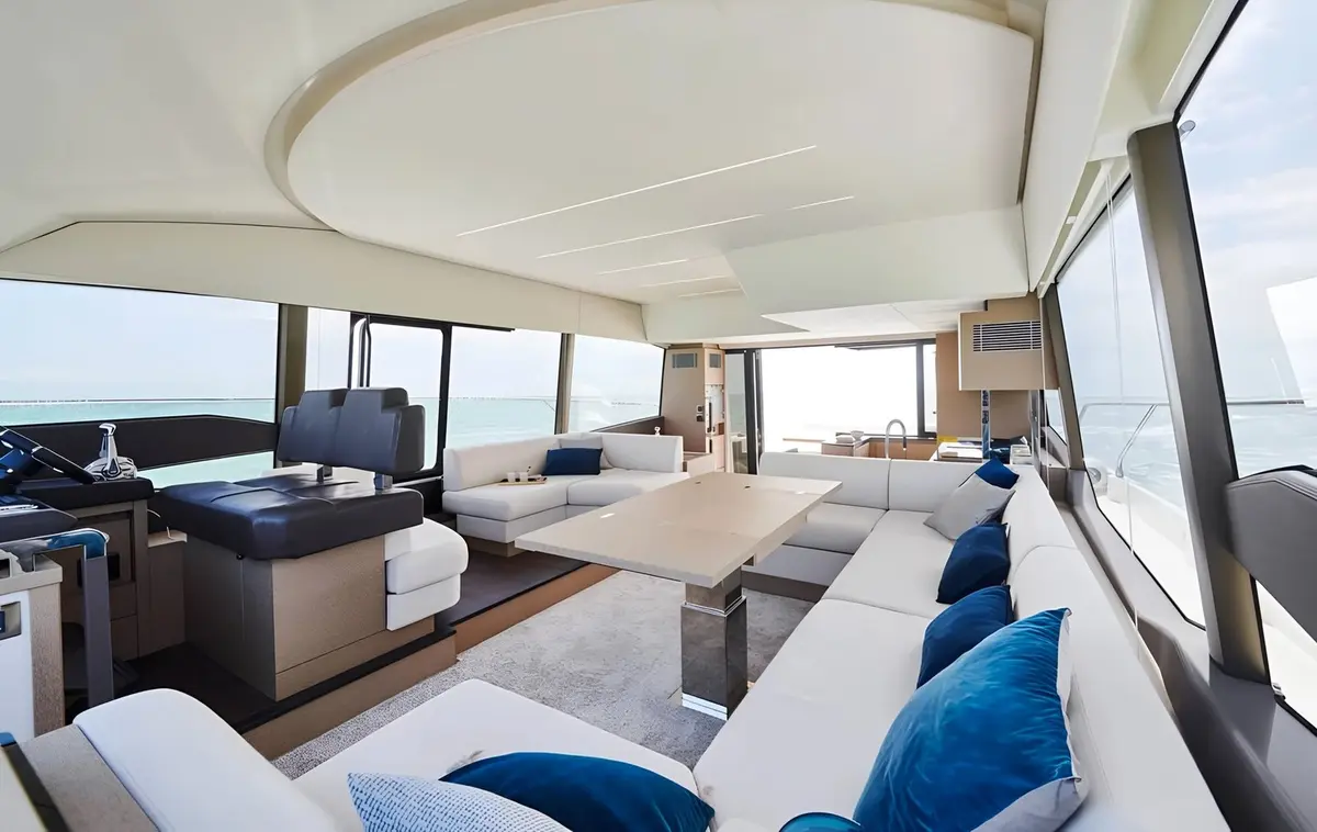 Prestige 590 Fly, master cabin — Menorca Yacht Rental, Menorca. Prestige 590 Fly — 19m
