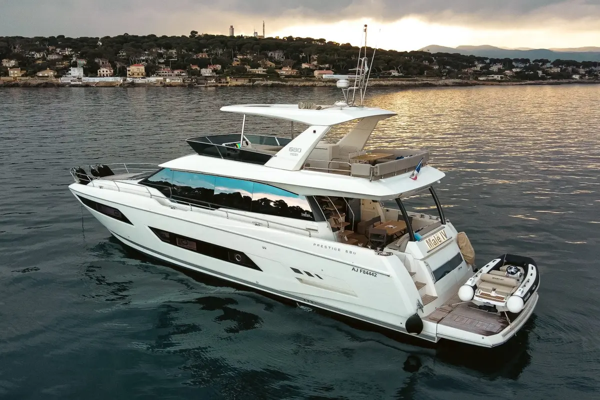 Prestige 680, exterior — Menorca Yacht Rental, Menorca. Prestige 680 — 22m