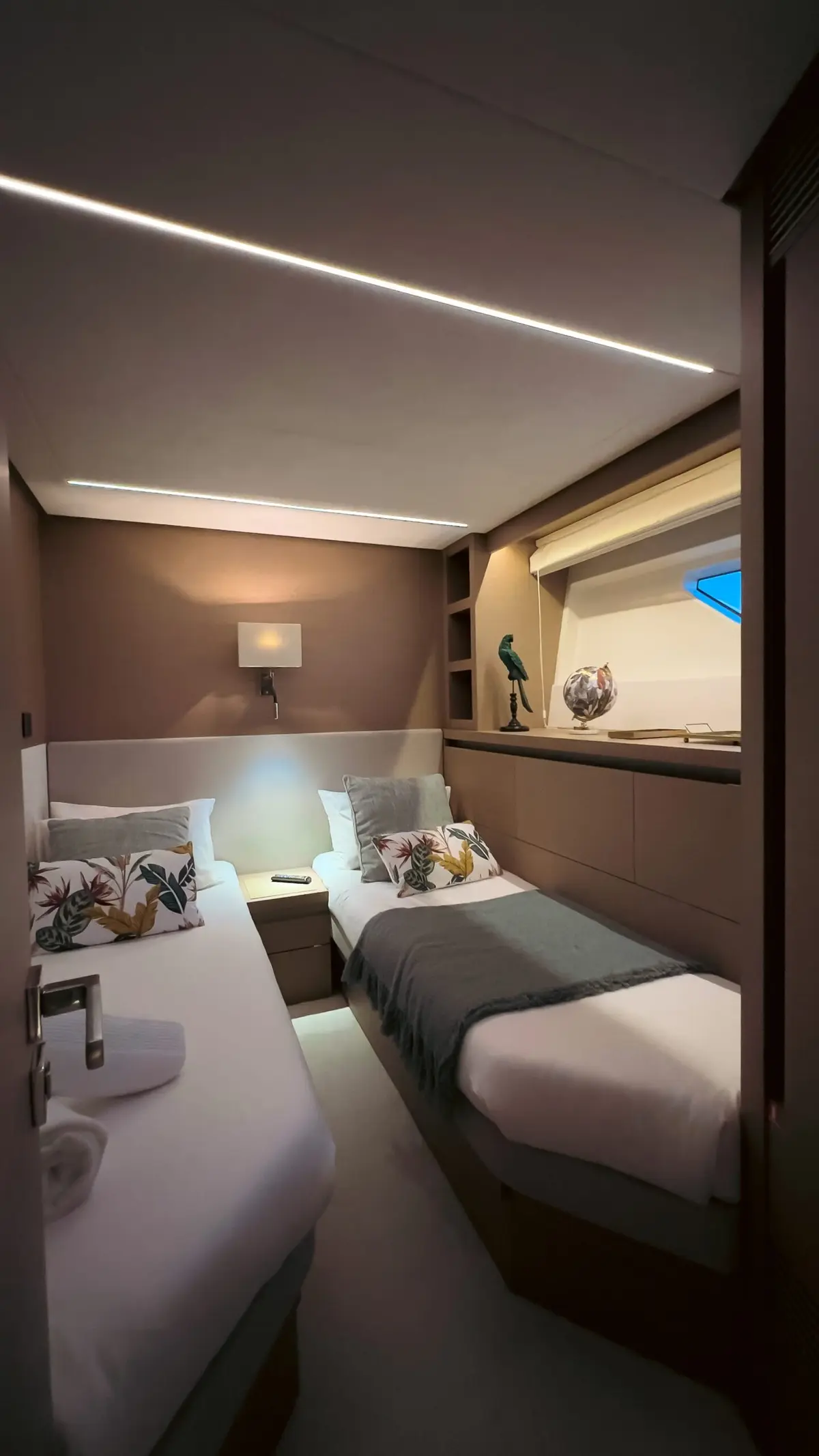 Prestige 680, main deck — Menorca Yacht Rental, Menorca. Prestige 680 — 22m