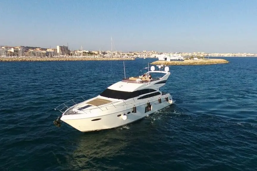 Princess 64 Fly, main deck — Menorca Yacht Rental, Menorca. Princess 64 Fly — 20m