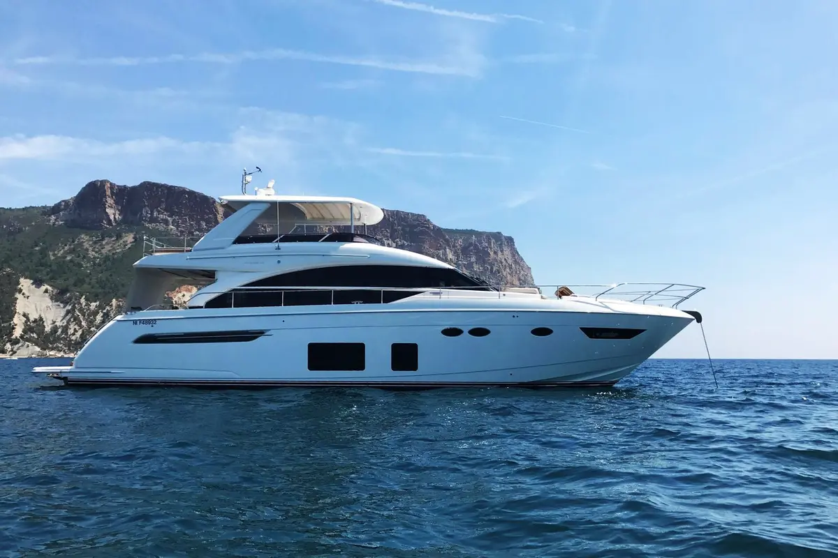 Princess 68 Fly, salon — Menorca Yacht Rental, Menorca. Princess 68 Fly — 21m