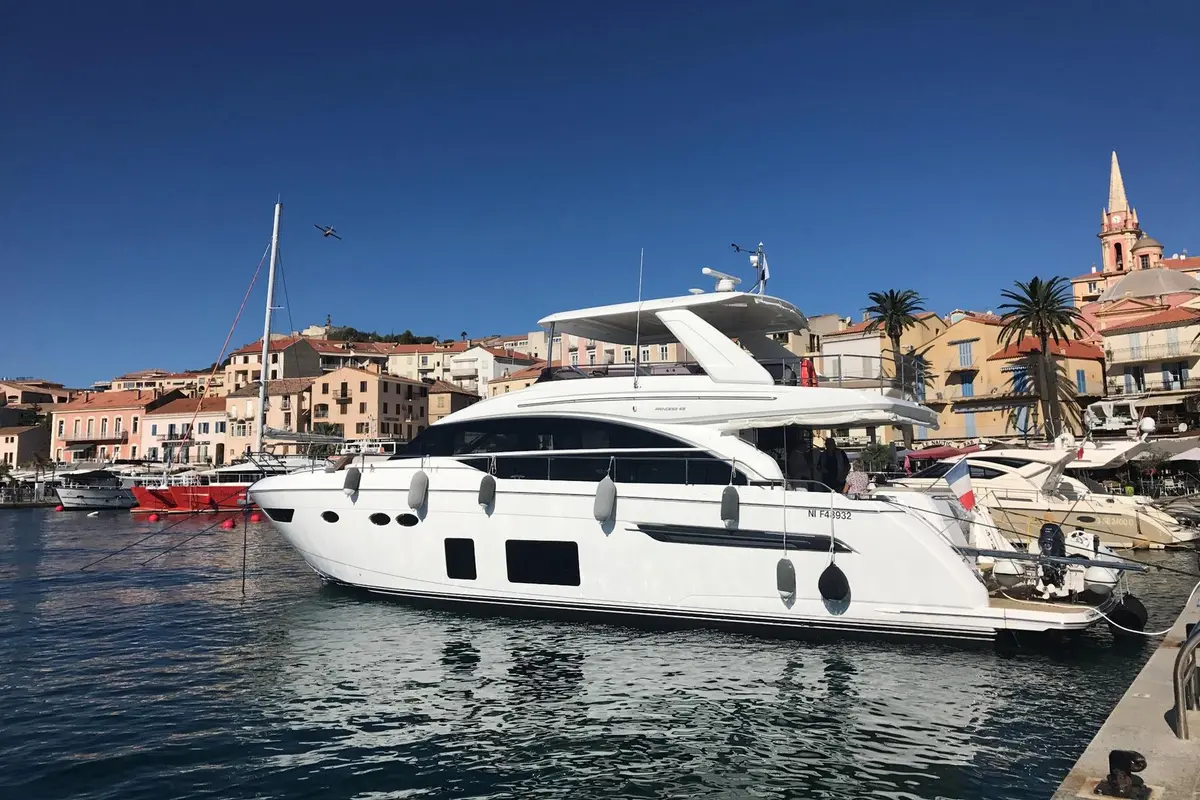Princess 68 Fly, master cabin — Menorca Yacht Rental, Menorca. Princess 68 Fly — 21m
