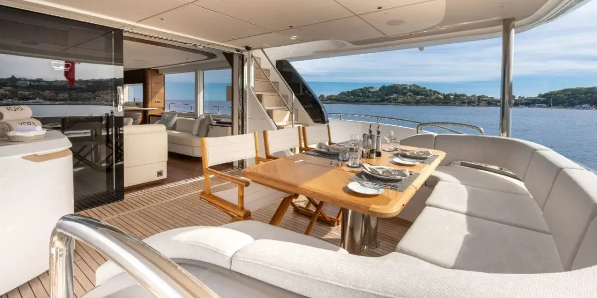 Princess Y80, salon — Menorca Yacht Rental, Menorca. Princess Y80 — 25m
