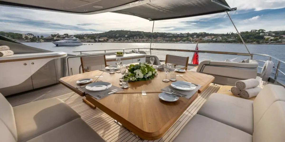 Princess Y80, flybridge — Menorca Yacht Rental, Menorca. Princess Y80 — 25m
