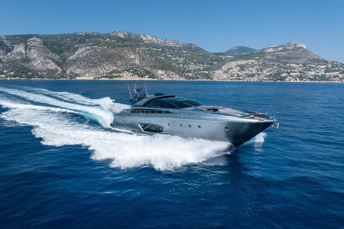 Riva 86 Domino, extérieur — Menorca Yacht Rental, Menorca. Silhouette Riva pour quatre cabines au large de Menorca