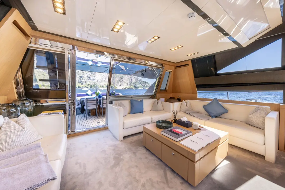 Riva 86 Domino, pont principal — Menorca Yacht Rental, Menorca. Silhouette Riva pour quatre cabines au large de Menorca