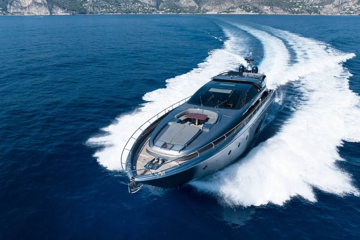Riva 86 Domino, pont arrière — Menorca Yacht Rental, Menorca. Silhouette Riva pour quatre cabines au large de Menorca