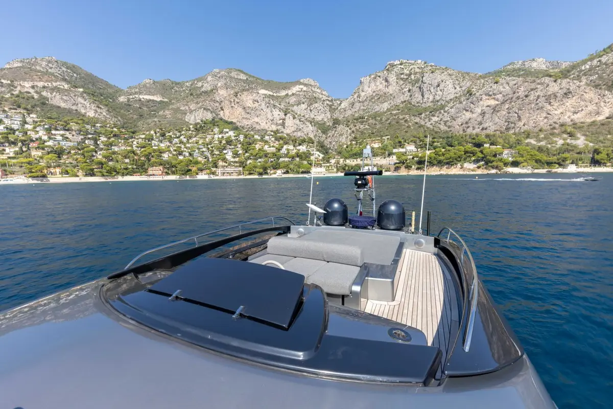 Riva 86 Domino, salon — Menorca Yacht Rental, Menorca. Silhouette Riva pour quatre cabines au large de Menorca