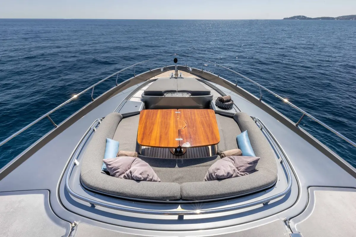 Riva 86 Domino, cabine principale — Menorca Yacht Rental, Menorca. Silhouette Riva pour quatre cabines au large de Menorca
