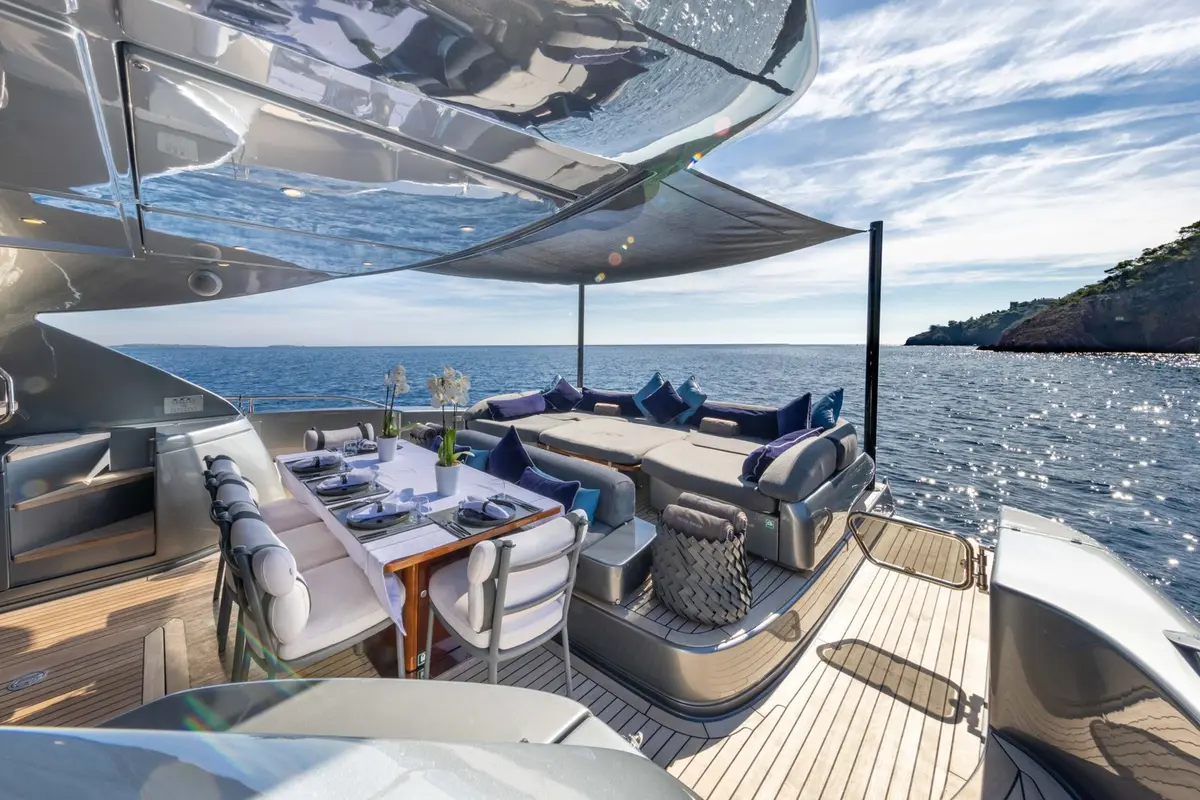 Riva 86 Domino, flybridge — Menorca Yacht Rental, Menorca. Silhouette Riva pour quatre cabines au large de Menorca