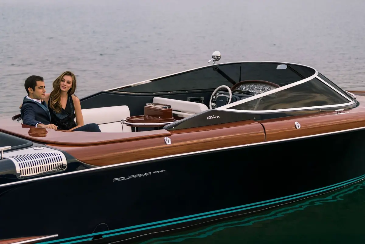 Riva Aquariva, pont principal — Menorca Yacht Rental, Menorca. Une vedette en acajou pour filer entre les calas