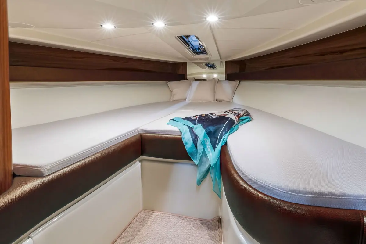 Riva Aquariva, pont arrière — Menorca Yacht Rental, Menorca. Une vedette en acajou pour filer entre les calas