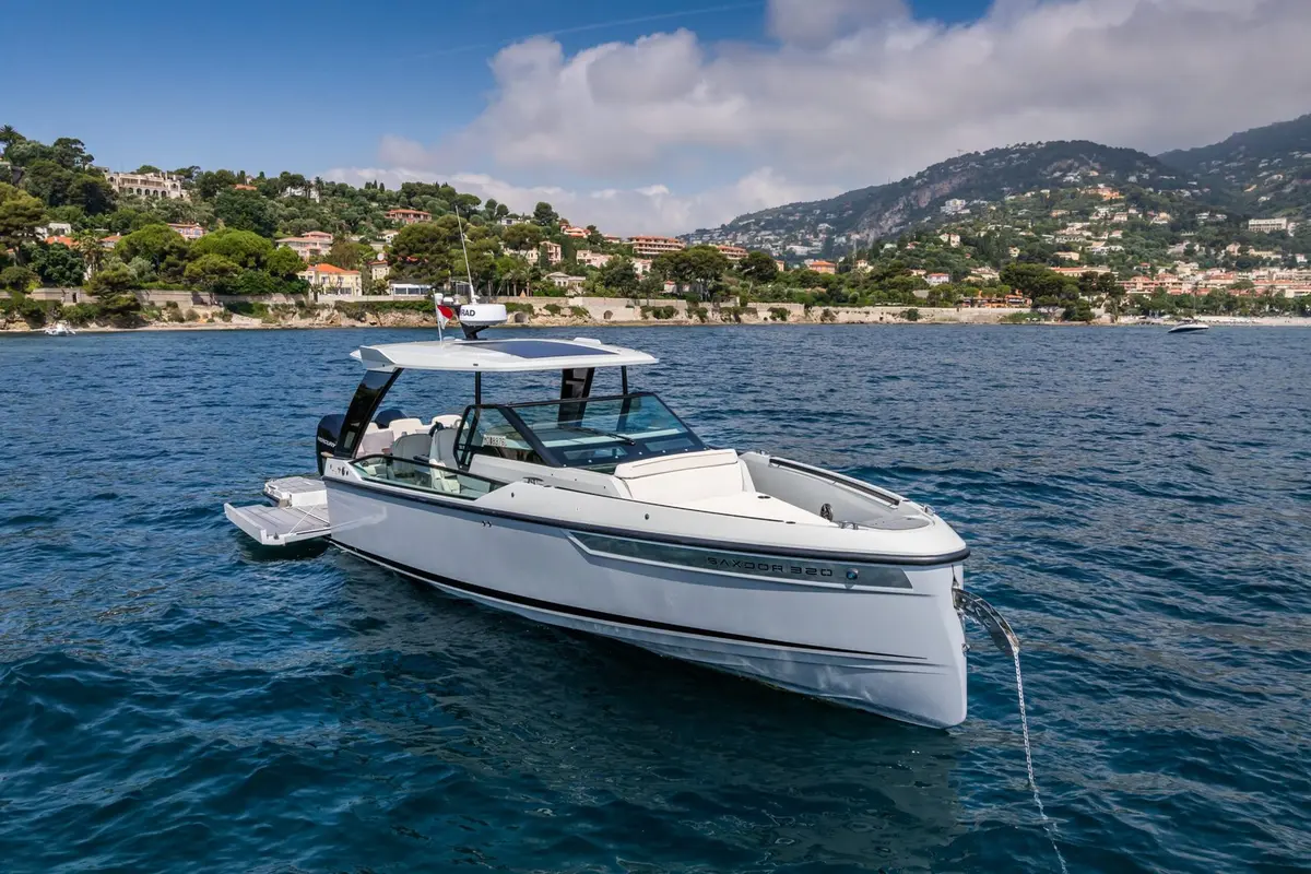 Saxdor 320, flybridge — Menorca Yacht Rental, Menorca. Saxdor 320 — 10m