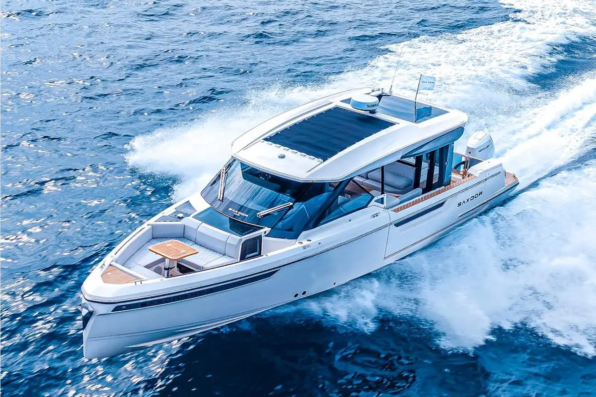Saxdor 400 GTO, main deck — Menorca Yacht Rental, Menorca. Saxdor 400 GTO — 12.4m