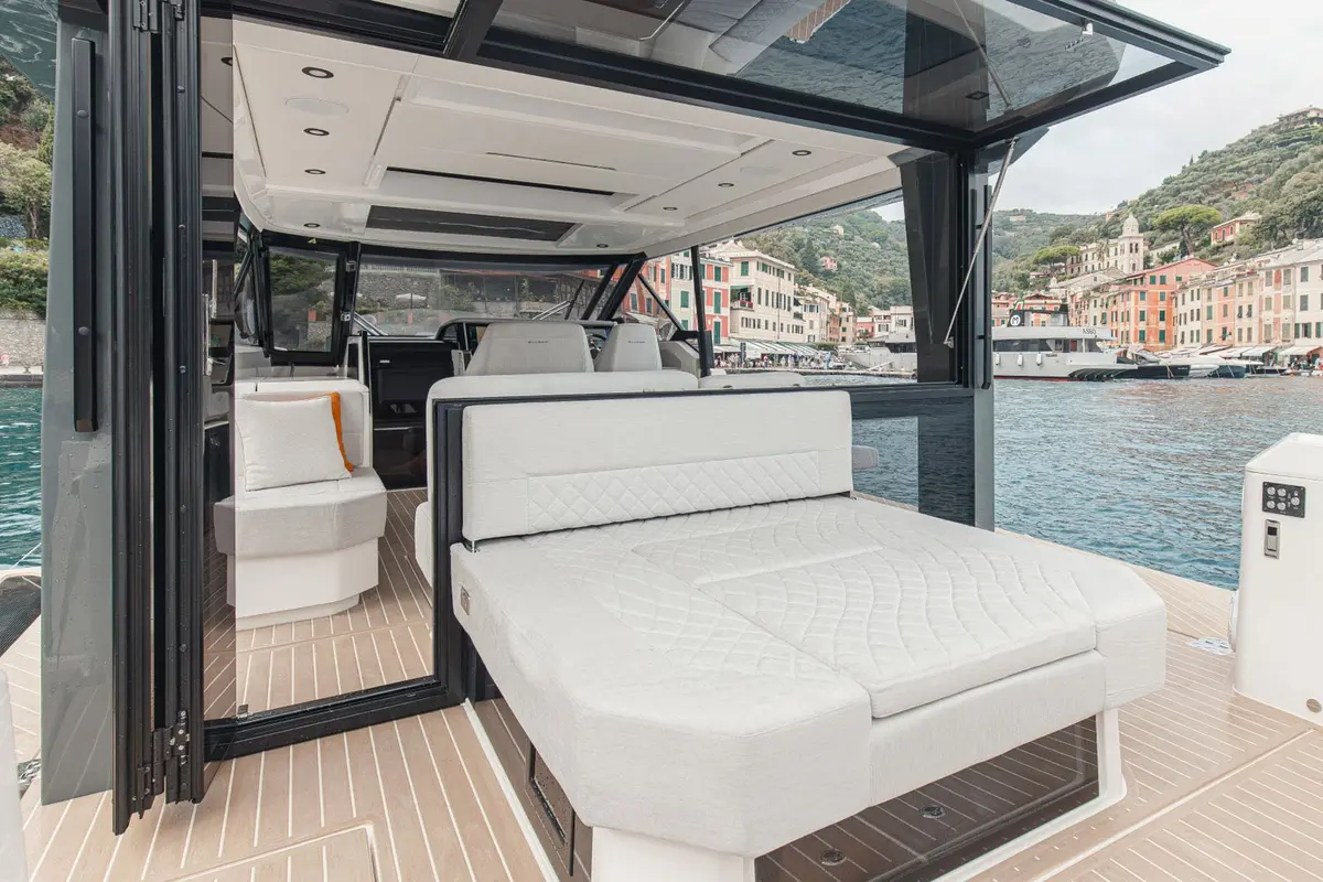 Saxdor 400 GTO, flybridge — Menorca Yacht Rental, Menorca. Saxdor 400 GTO — 12.4m