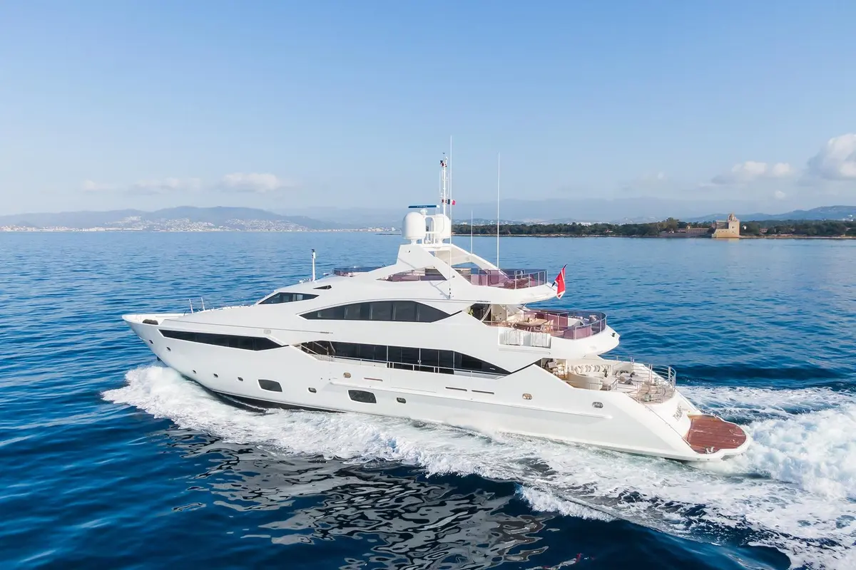 Thumper, master cabin — Menorca Yacht Rental, Menorca. Thumper — 40m