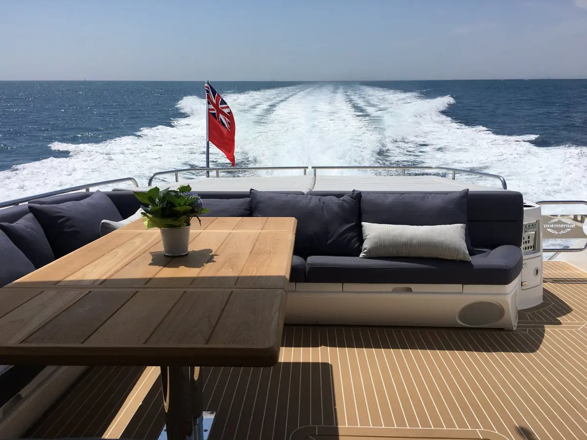 Sunseeker 68, salon — Menorca Yacht Rental, Menorca. Sunseeker 68 — 22m