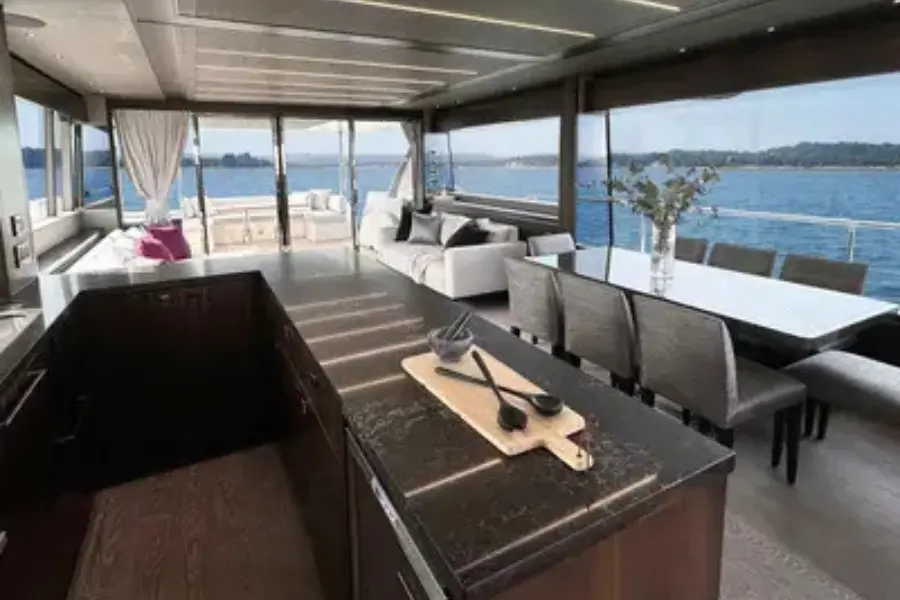Sunseeker 76, salon — Menorca Yacht Rental, Menorca. Sunseeker 76 — 23m