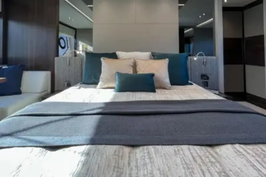 Sunseeker 76, master cabin — Menorca Yacht Rental, Menorca. Sunseeker 76 — 23m
