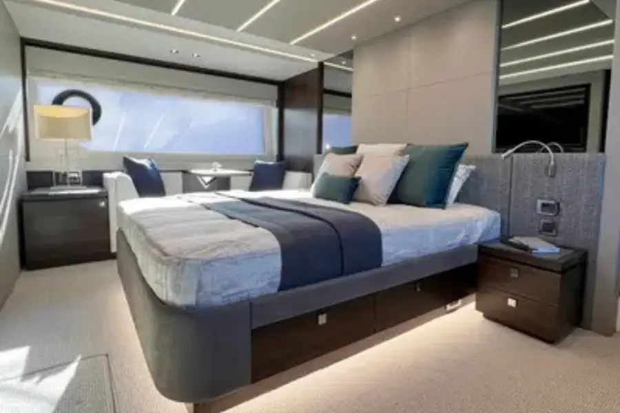 Sunseeker 76, flybridge — Menorca Yacht Rental, Menorca. Sunseeker 76 — 23m