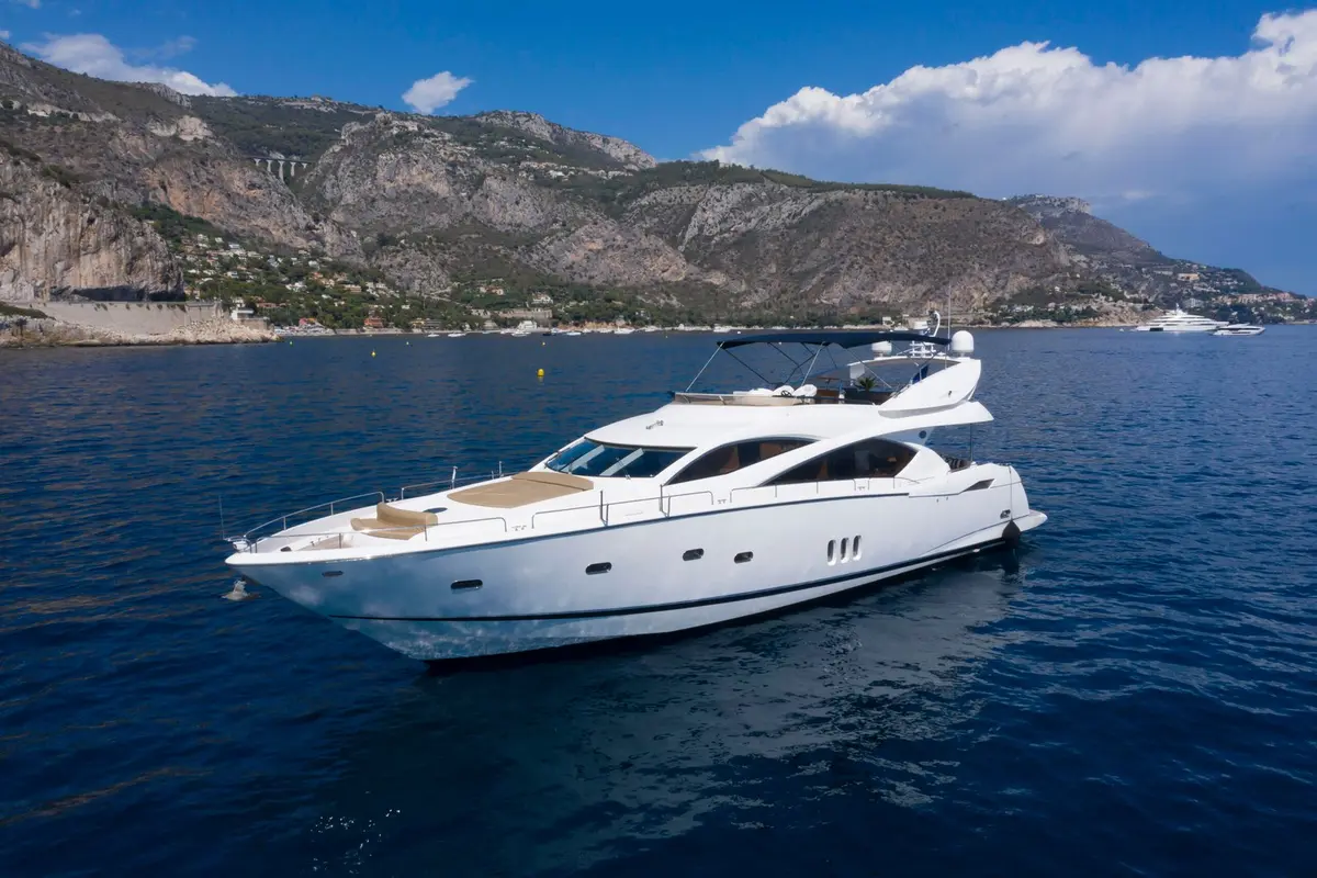 Sunseeker 82, salon — Menorca Yacht Rental, Menorca. Sunseeker 82 — 26m