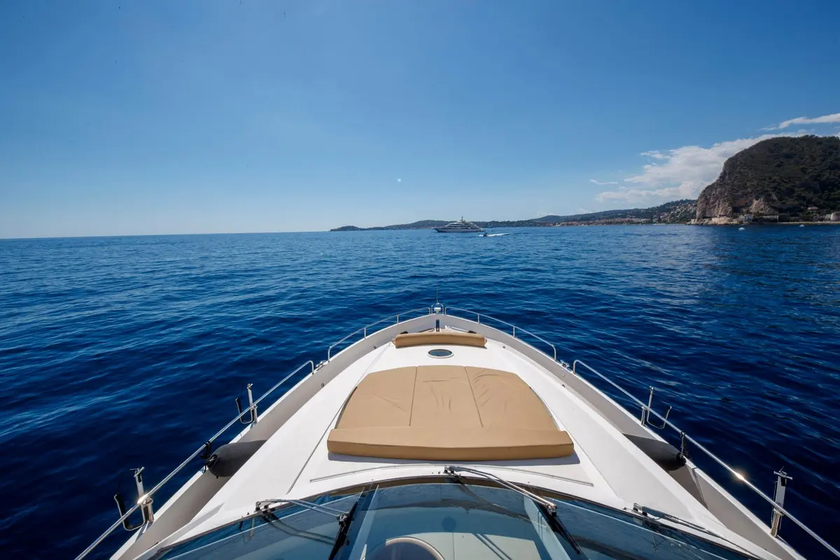 Sunseeker 82, flybridge — Menorca Yacht Rental, Menorca. Sunseeker 82 — 26m