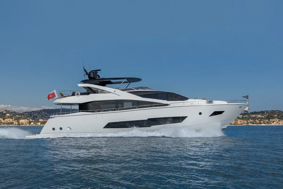 Sunseeker 86, exterior — Menorca Yacht Rental, Menorca. Sunseeker 86 — 3m