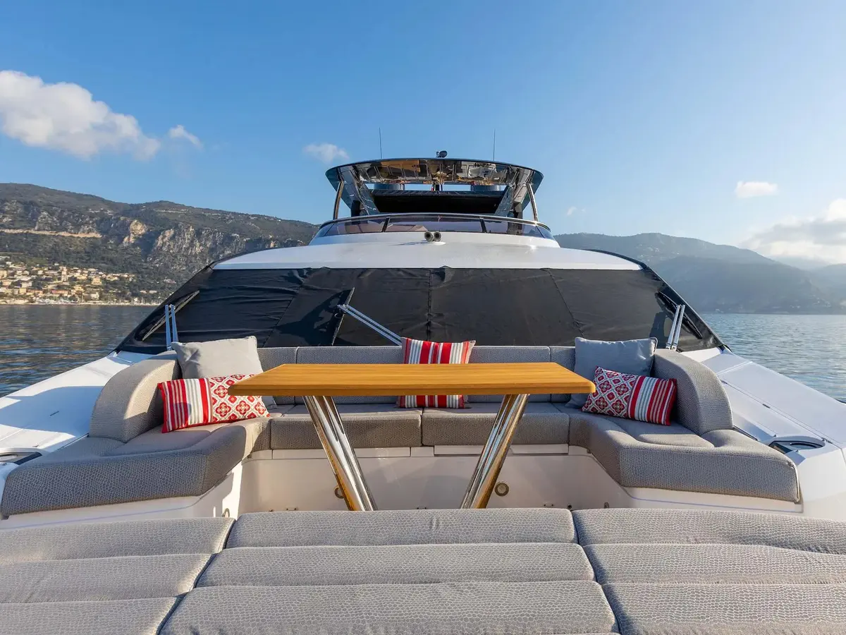 Sunseeker 86, flybridge — Menorca Yacht Rental, Menorca. Sunseeker 86 — 3m