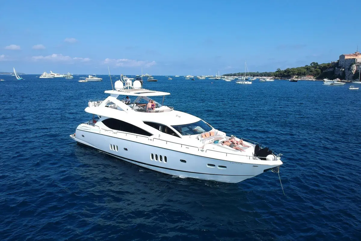 Sunseeker 88, exterior — Menorca Yacht Rental, Menorca. Sunseeker 88 — 27m