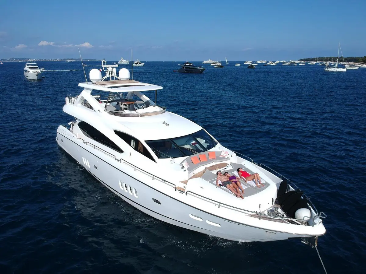 Sunseeker 88, main deck — Menorca Yacht Rental, Menorca. Sunseeker 88 — 27m