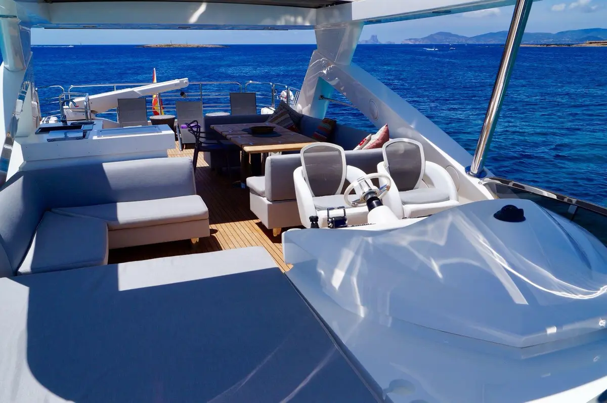 Sunseeker 88, salon — Menorca Yacht Rental, Menorca. Sunseeker 88 — 27m
