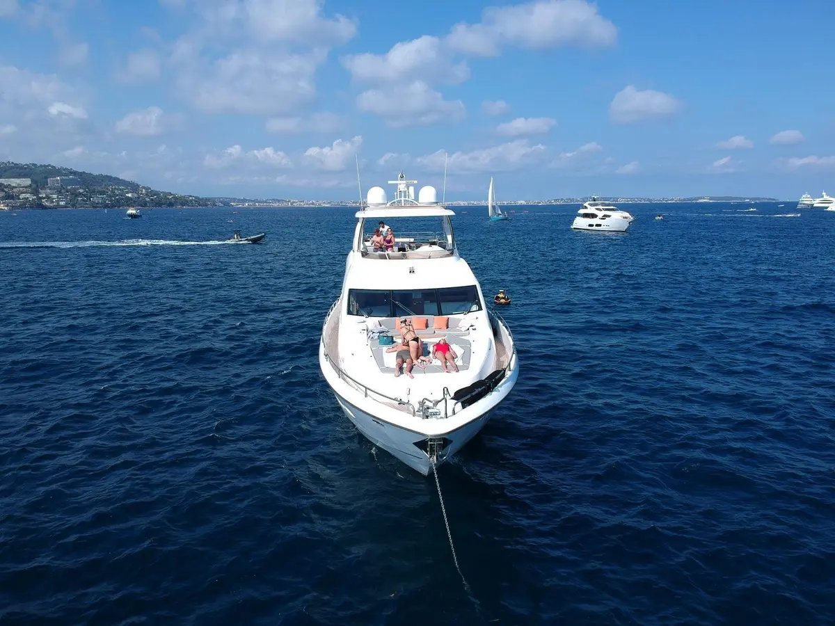 Sunseeker 88, master cabin — Menorca Yacht Rental, Menorca. Sunseeker 88 — 27m