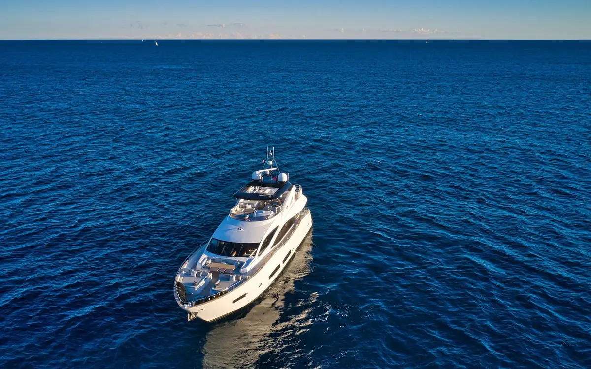 Sunseeker 90, salón — Menorca Yacht Rental, Menorca. Casco deportivo y cuatro camarotes para escapadas prolongadas