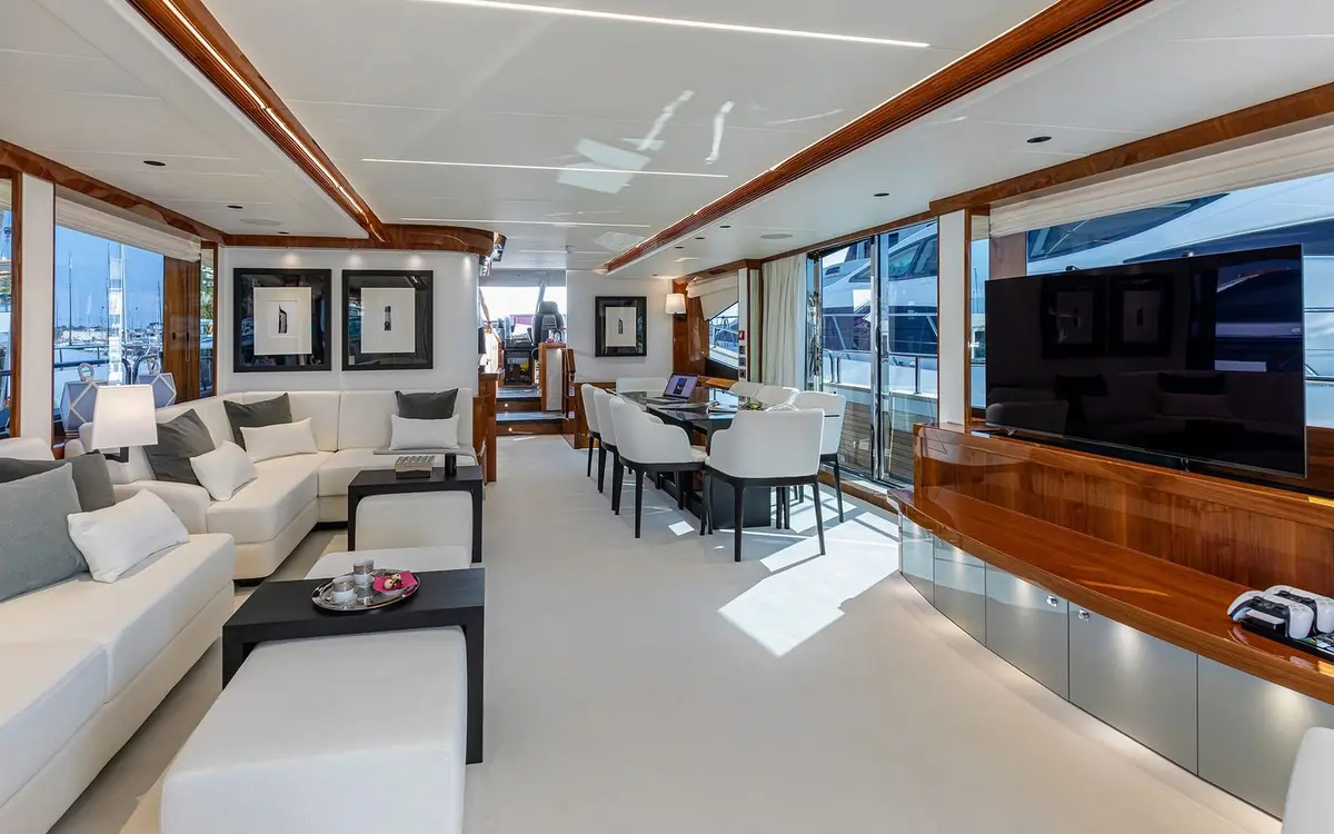 Sunseeker 90, camarote principal — Menorca Yacht Rental, Menorca. Casco deportivo y cuatro camarotes para escapadas prolongadas