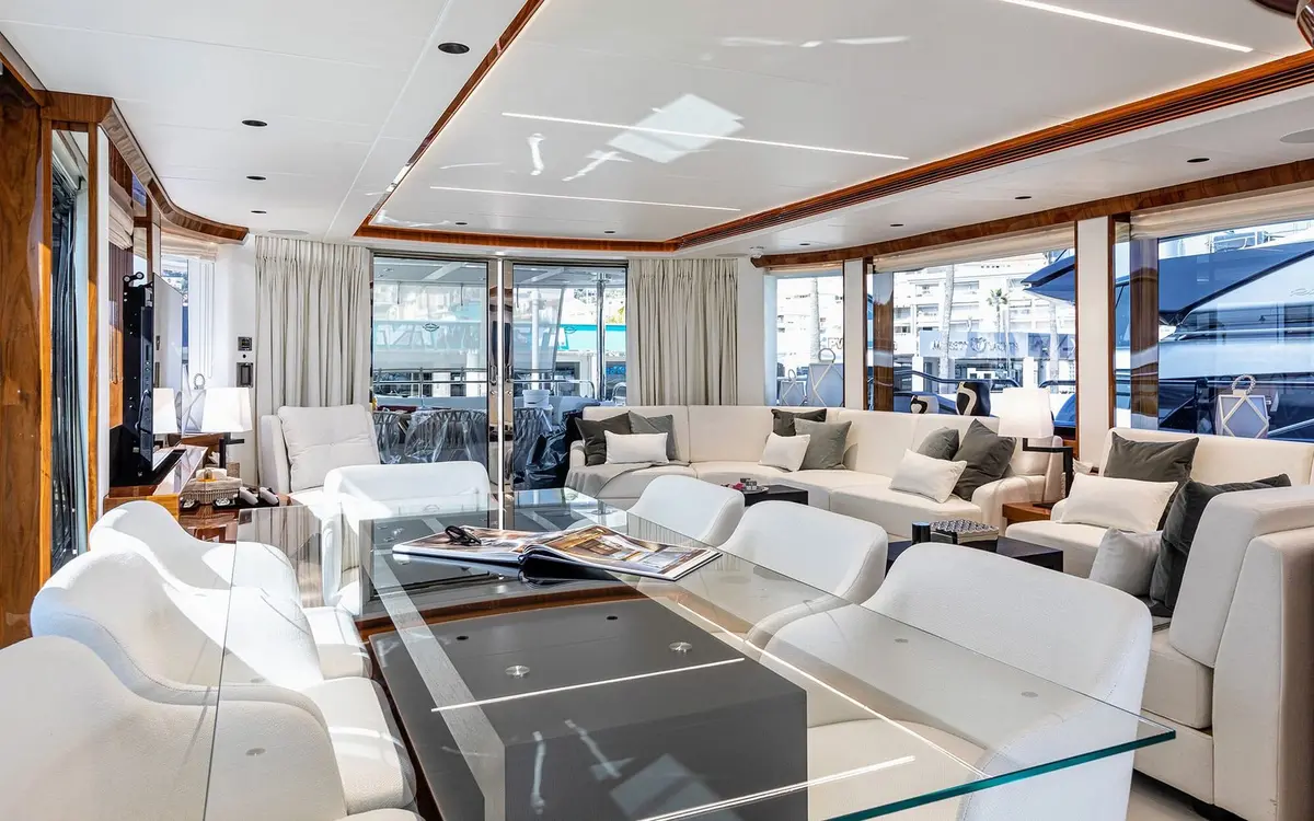 Sunseeker 90, flybridge — Menorca Yacht Rental, Menorca. Casco deportivo y cuatro camarotes para escapadas prolongadas