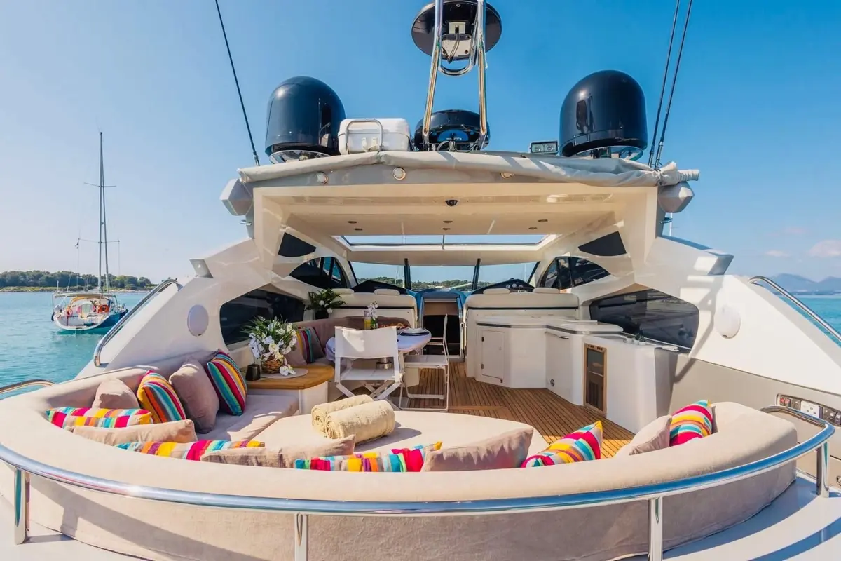 Sunseeker Predator 68, aft deck — Menorca Yacht Rental, Menorca. Sunseeker Predator 68 — 20m