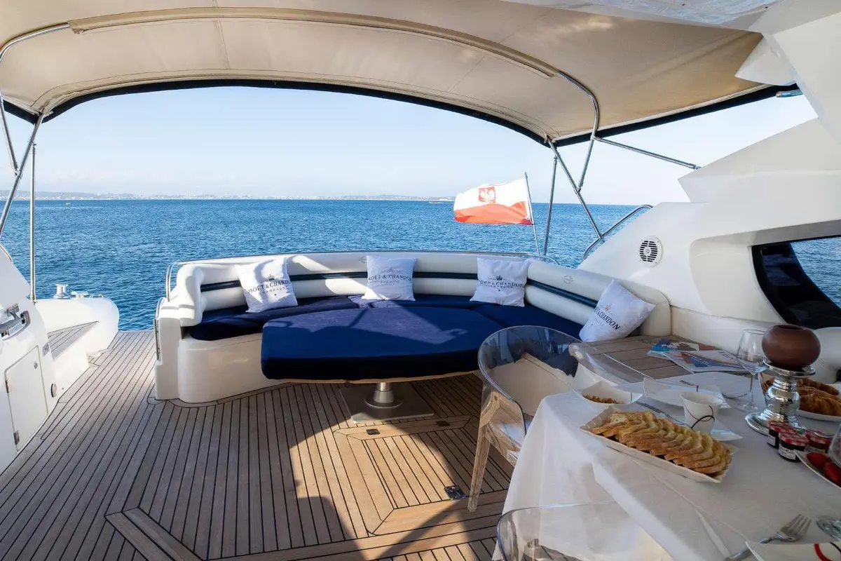 Sunseeker Predator 68, salon — Menorca Yacht Rental, Menorca. Sunseeker Predator 68 — 20m