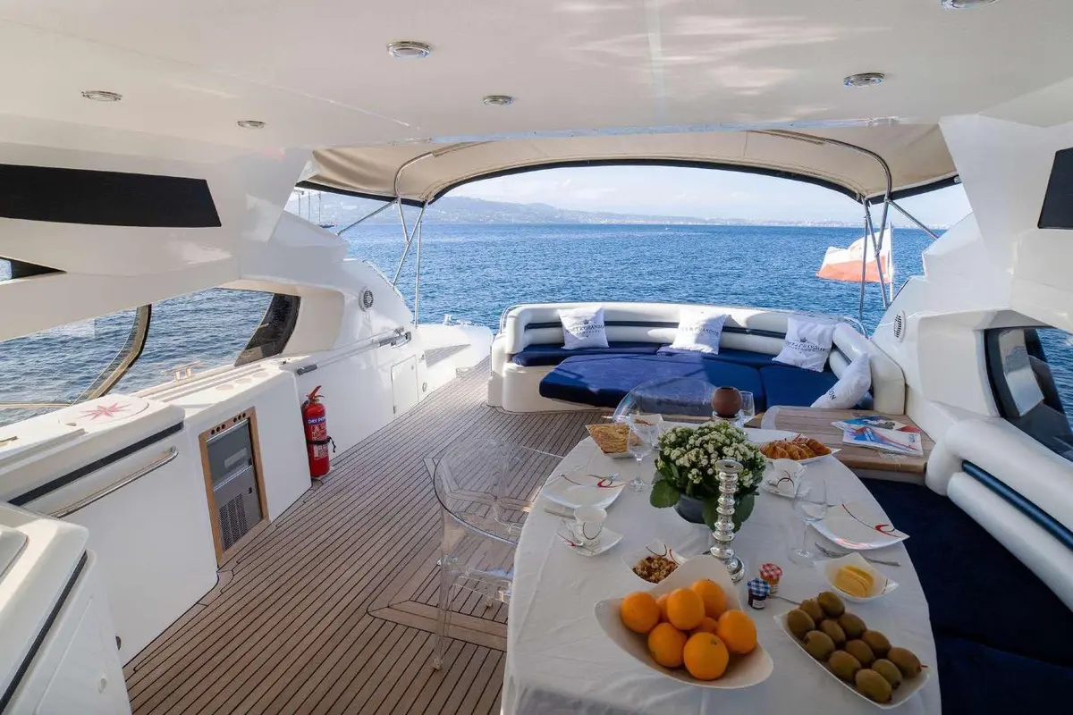 Sunseeker Predator 68, master cabin — Menorca Yacht Rental, Menorca. Sunseeker Predator 68 — 20m