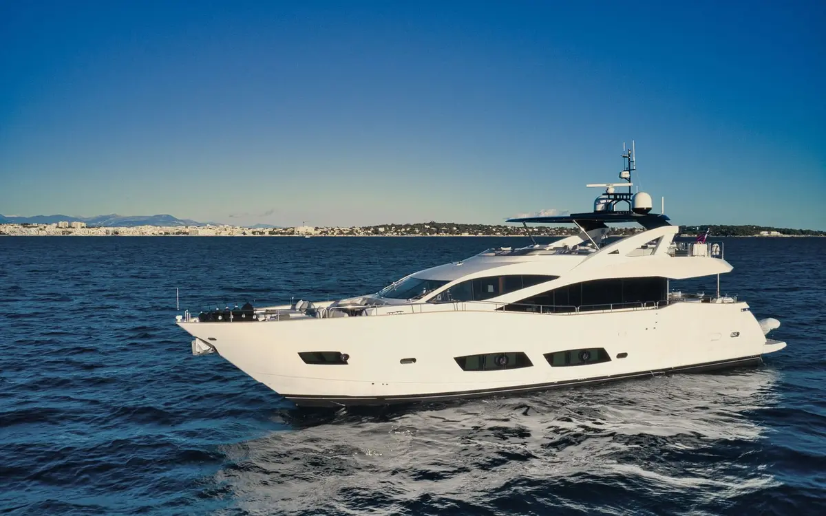 Sunseeker 95, main deck — Menorca Yacht Rental, Menorca. Sunseeker 95 — 29m