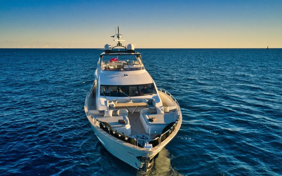 Sunseeker 95, aft deck — Menorca Yacht Rental, Menorca. Sunseeker 95 — 29m
