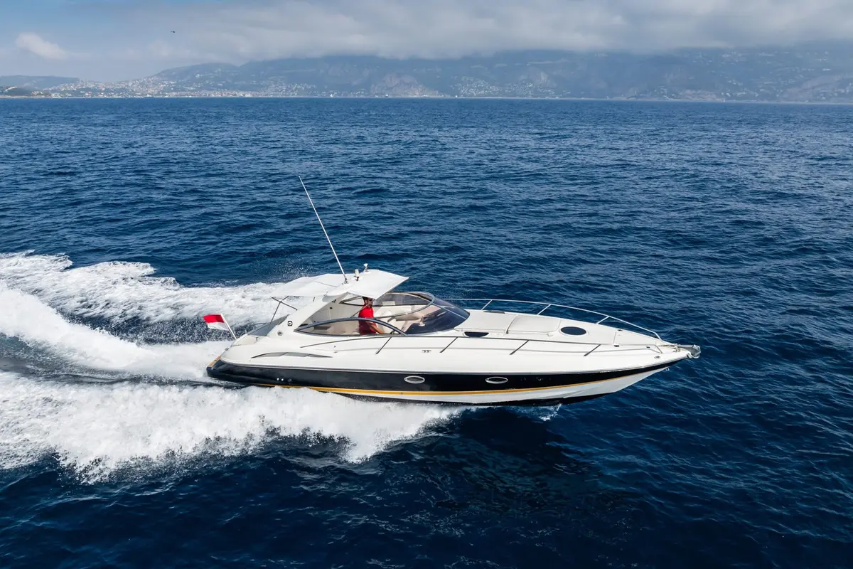 Superhawk 34, exterior — Menorca Yacht Rental, Menorca. Velocidad y calado bajo para calas menos frecuentadas