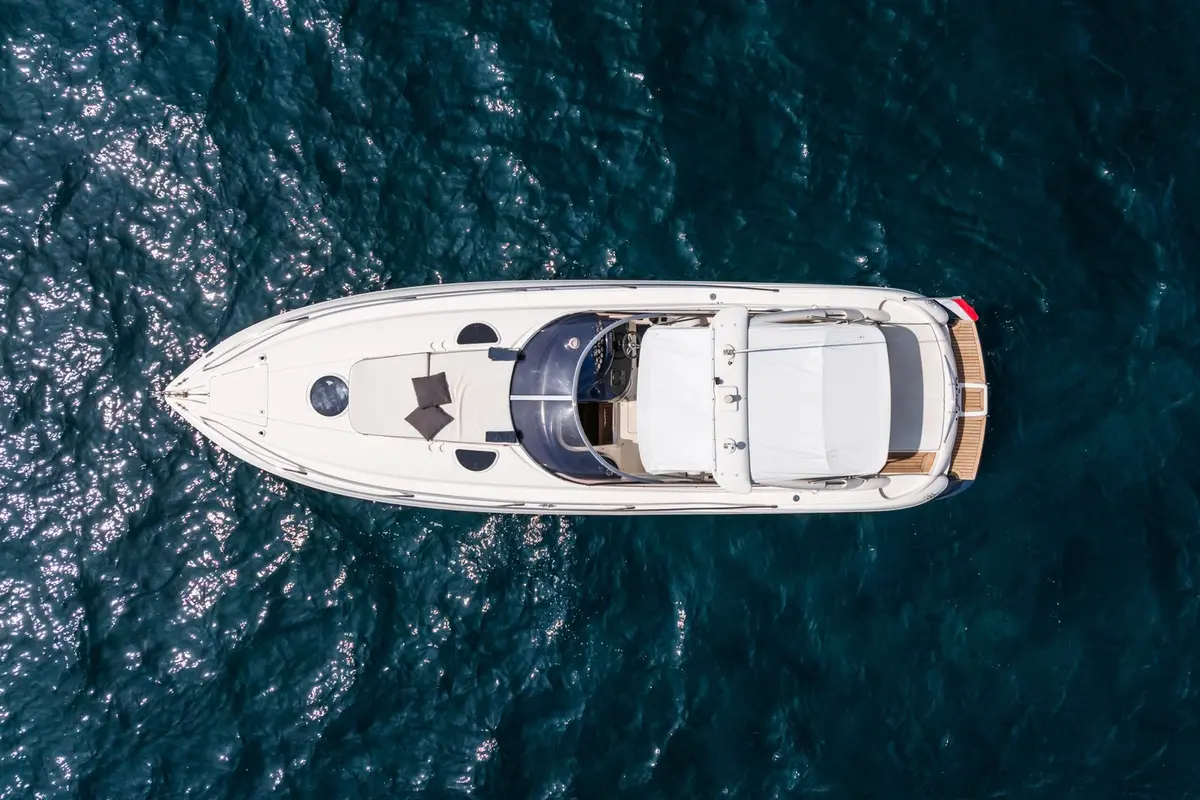 Superhawk 34, cubierta principal — Menorca Yacht Rental, Menorca. Velocidad y calado bajo para calas menos frecuentadas