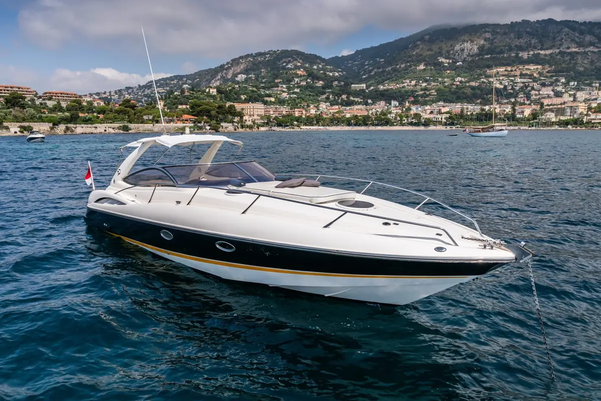 Superhawk 34, salón — Menorca Yacht Rental, Menorca. Velocidad y calado bajo para calas menos frecuentadas
