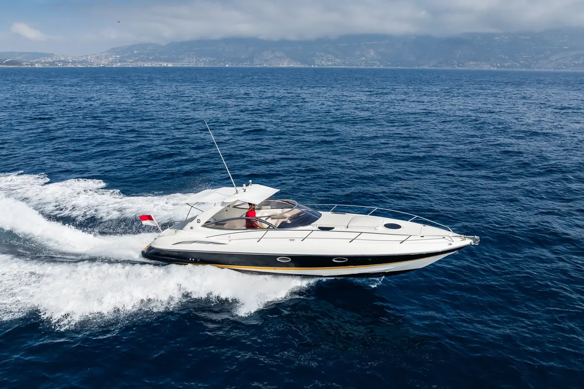 Superhawk 34, flybridge — Menorca Yacht Rental, Menorca. Velocidad y calado bajo para calas menos frecuentadas