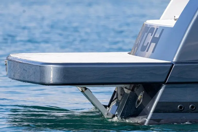 Vandutch 48, cubierta principal — Menorca Yacht Rental, Menorca. Cubierta abierta y casco deportivo para escapadas de día