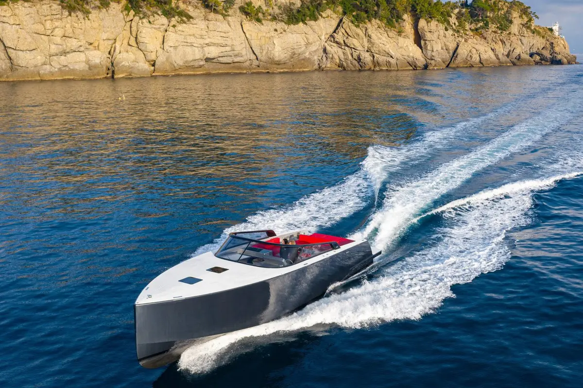 Vandutch 48, cubierta de popa — Menorca Yacht Rental, Menorca. Cubierta abierta y casco deportivo para escapadas de día