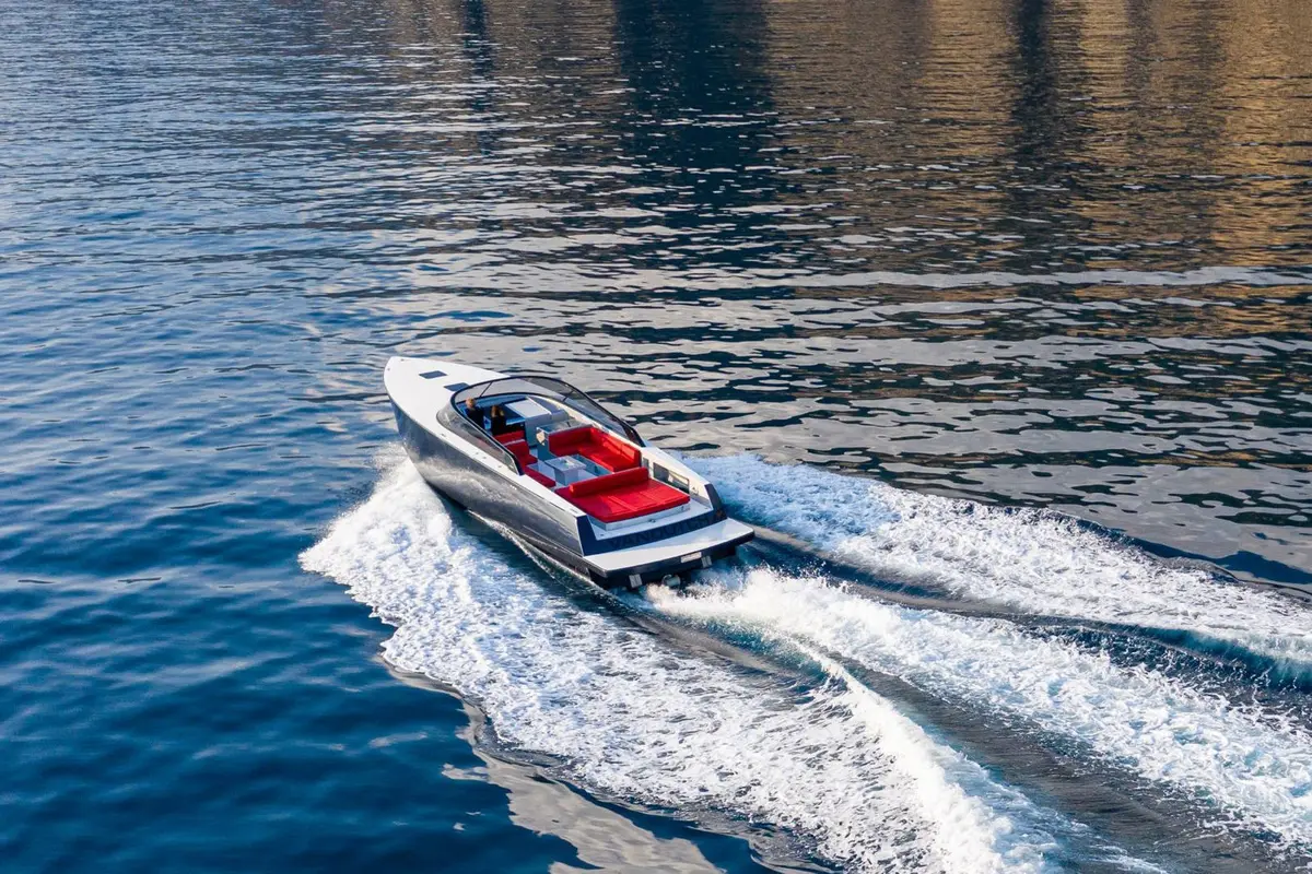 Vandutch 48, salón — Menorca Yacht Rental, Menorca. Cubierta abierta y casco deportivo para escapadas de día