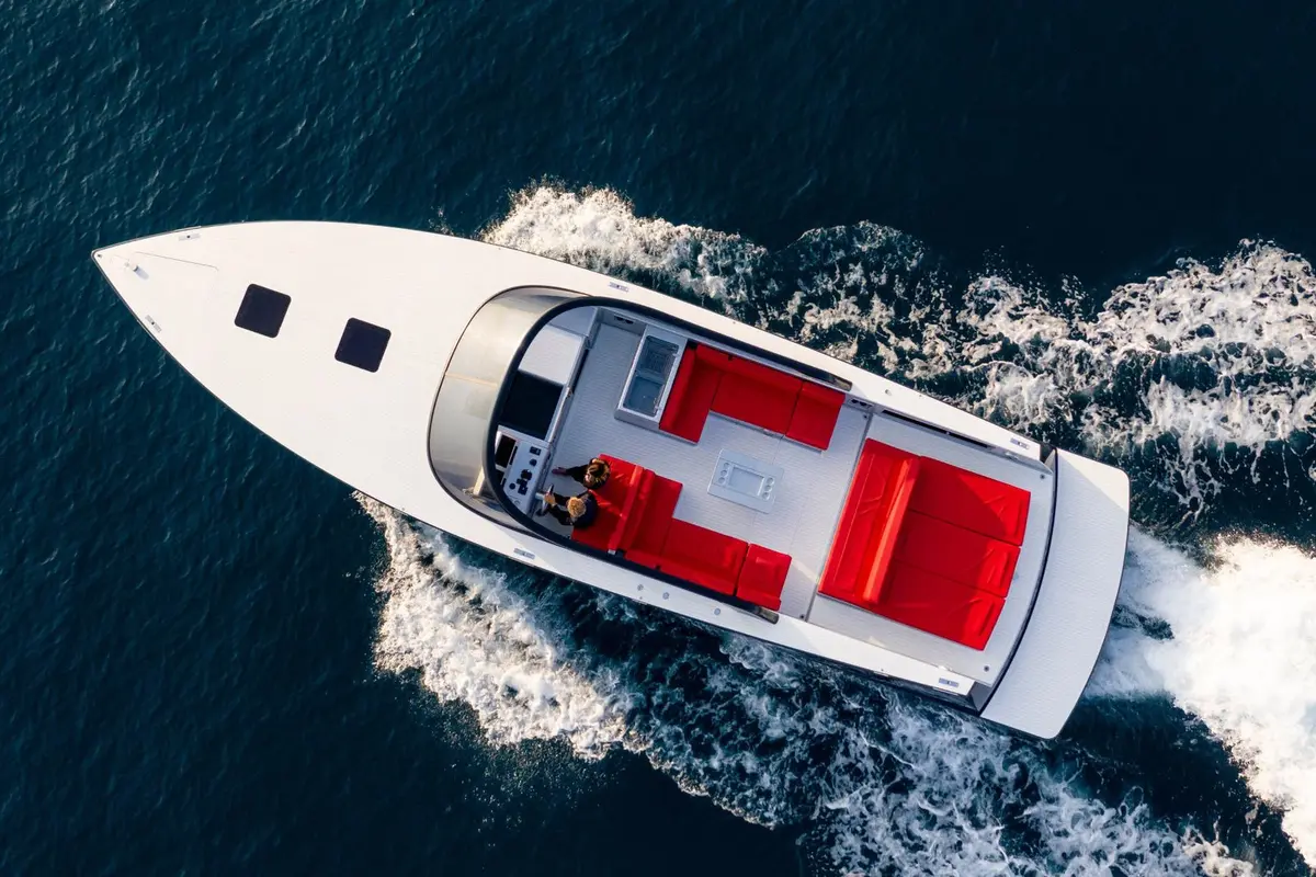 Vandutch 48, camarote principal — Menorca Yacht Rental, Menorca. Cubierta abierta y casco deportivo para escapadas de día