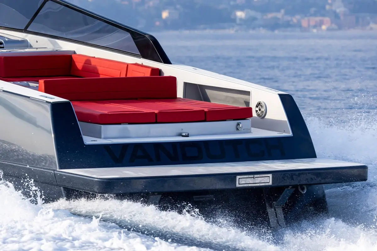 Vandutch 48, flybridge — Menorca Yacht Rental, Menorca. Cubierta abierta y casco deportivo para escapadas de día